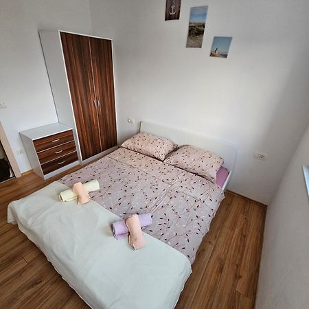 Apartments Lara Дрвеник Экстерьер фото