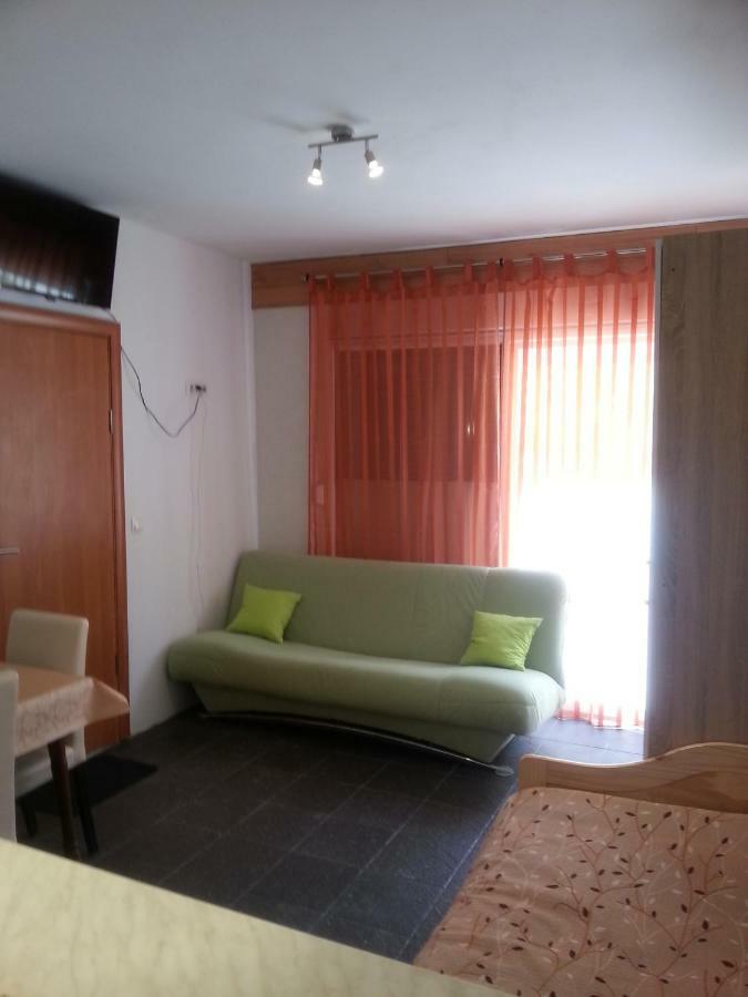 Apartments Lara Дрвеник Экстерьер фото