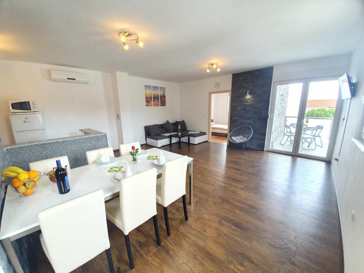 Apartments Lara Дрвеник Экстерьер фото