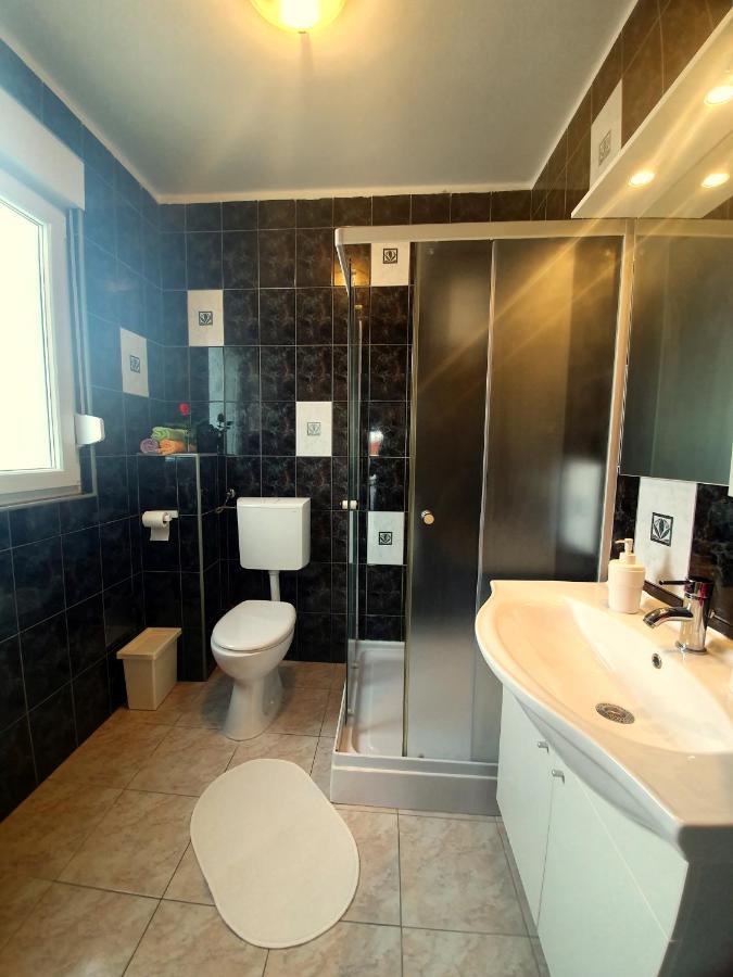 Apartments Lara Дрвеник Экстерьер фото